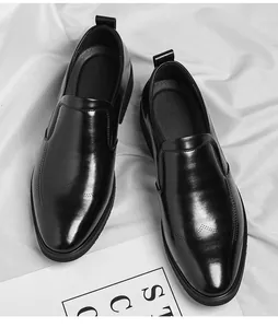 Vue de dessus de mocassins de ville noirs en cuir avec détails perforés chic