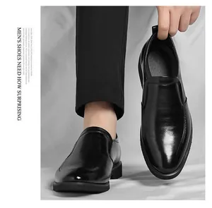 Gros plan sur des mocassins noirs pour hommes, chaussures de ville en cuir poli.