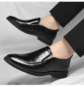 Gros plan détaillé de chaussures de ville élégantes en cuir noir à enfiler pour homme d'affaires.