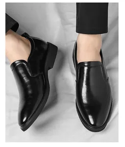 Mocassins en cuir noir de qualité pour hommes présentés dans une vue de dessus détaillée