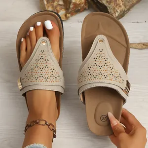 Vista dettagliata dei sandali piatti beige traforati da donna con marchio taglia 37