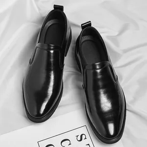 Mocassins élégants en cuir noir pour hommes, parfaits pour le bureau et les affaires.