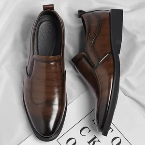 Mocassins en cuir marron pour hommes, chaussures de ville présentées sous deux angles