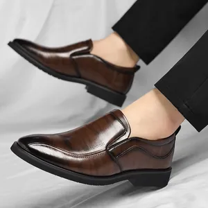 Mocassins classiques en cuir marron pour hommes pour les tenues de bureau formelles