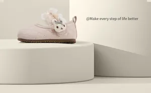 Detalle de zapato Mary Jane rosa para bebé con encaje elegante y decoración de conejito