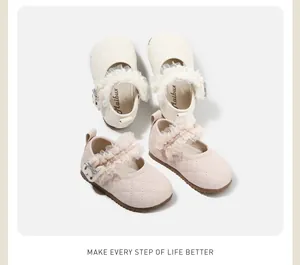 Vista superior de zapatos Mary Jane para bebé acolchados en crema y rosa con encaje y lazos.