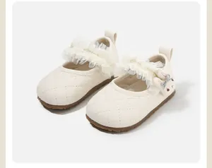 Vista detallada de zapatos Mary Jane para bebé en color crema con encaje y diseño acolchado