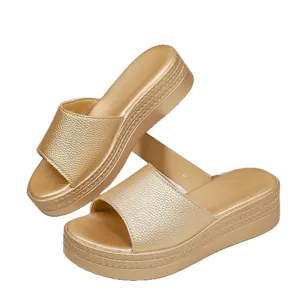 Elegantes sandalias de plataforma doradas para mujer con acabado de cuero y punta redonda.