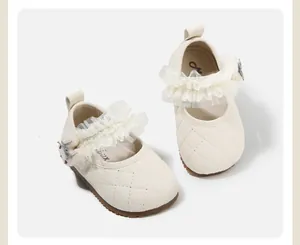 Detalle de zapatos Mary Jane para bebé en crema con encaje delicado y cuero acolchado