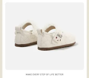 Vista trasera de zapatos Mary Jane acolchados blancos con encaje y detalle de conejo