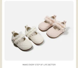 Vista superior de zapatos Mary Jane para bebé en crema y rosa con cuero acolchado y encaje