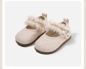 Detalle de zapatos Mary Jane rosas para bebé con encaje y adorno de conejo