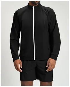 Detailansicht einer schwarzen Herren-Sportjacke mit weißem Reißverschluss und Stehkragen