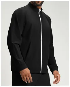 Detailansicht der schwarzen Outdoor-Herrenjacke mit weißem Reißverschluss und Stehkragen