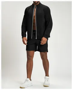 Vollansicht der schwarzen Herren-Sportjacke mit kontrastierendem weißen Reißverschluss