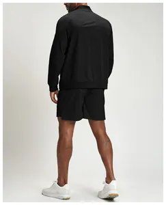 Rückenansicht der schwarzen Herren-Sportjacke mit Stehkragen aus Recyclingmaterial