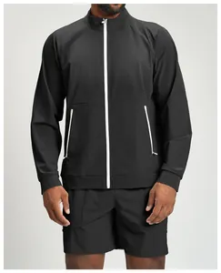 Detailansicht einer schwarzen Herren-Outdoorjacke mit weißem Kontrastreißverschluss.