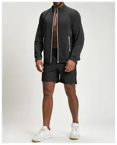 Detailansicht der schwarzen Herren-Sportjacke mit kontrastierendem weißem Reißverschluss.
