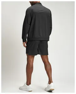 Rückansicht von schwarzen Sportjacken und Shorts für Herren zum Wandern im Freien.