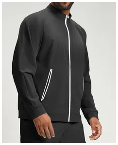Detailansicht einer schwarzen Herren-Sportjacke mit weißen Kontrast-Reißverschlüssen