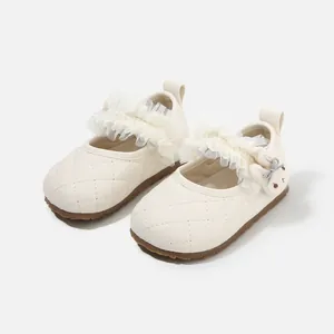 Zapatos Mary Jane para bebé color blanco roto con suela blanda y encaje