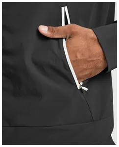 Detailansicht der schwarzen umweltfreundlichen Jacke mit weißem Kontrast-Reißverschluss