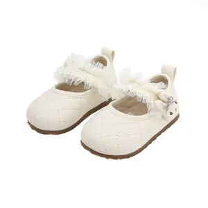 Zapatos Mary Jane beige para bebé con patrón acolchado y delicados volantes de encaje