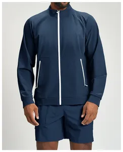 Detailansicht der dunkelblauen Herren-Recyclingjacke mit weißem Reißverschluss-Akzent