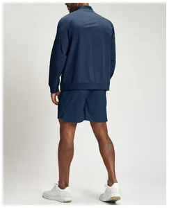 Detailansicht der Rückseite einer dunkelblauen Sportjacke aus Recycling-Material für Herren