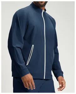Detail der dunkelblauen Herren-Wanderjacke mit weißem Reißverschluss und Taschen