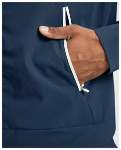 Detailansicht der weißen Reißverschlusstasche an einer blauen Sportjacke für Herren