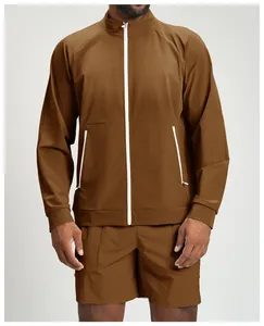 Vorderansicht der braunen Sportjacke für Herren mit weißen Reißverschlüssen und Stehkragen.