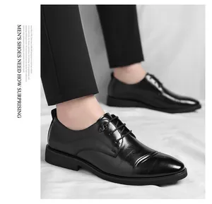 Primer plano de elegantes zapatos de vestir de cuero negro usados con pantalones formales negros