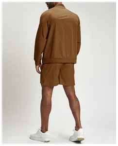 Rückansicht eines braunen Herren-Sportjacken- und Shorts-Sets aus recyceltem Öko-Gewebe