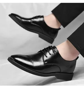 Primer plano de zapatos Derby clásicos de cuero negro con acabado brillante