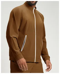 Detail der umweltfreundlichen recycelten braunen Herrenjacke mit weißen Reißverschlüssen