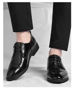 Vista detallada de los zapatos Derby de cuero negro para hombre con cordones clásicos