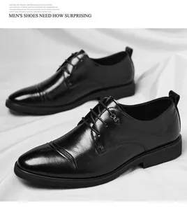 Vista detallada de zapatos Derby negros clásicos para hombre sobre un fondo de tela blanca pura