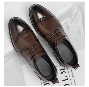 Vista superior de zapatos Derby de cuero marrón con acabado retro y detalles de cordones