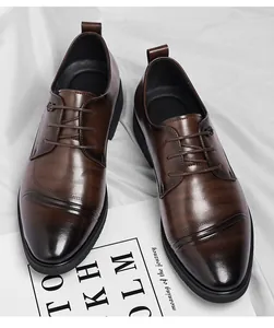 Vista detallada de zapatos Derby de hombre en marrón vintage con puntera bruñida de lujo