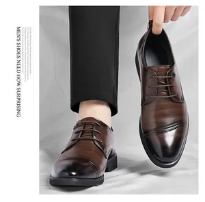 Primer plano de elegantes zapatos derby de cuero marrón con un acabado vintage