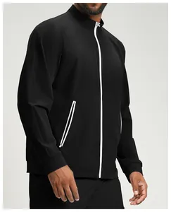 Nahaufnahme einer schwarzen Outdoor-Sportjacke für Herren mit weißen Kontrast-Reißverschlüssen