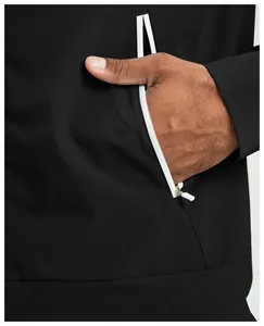 Detaillierte Nahaufnahme der Reißverschlusstasche an einer schwarzen Outdoorjacke