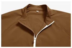 Detailansicht einer braunen Sportjacke für Herren mit weißem Reißverschluss und Stehkragen