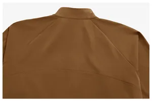 Nahaufnahme der Rückennähte einer braunen, umweltfreundlichen Outdoor-Bergsteigerjacke