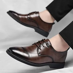 Zapatos Derby clásicos de cuero vintage marrón para hombre con acabado y cordones