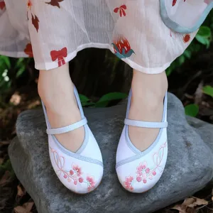 Girls Traditional Chinese Embroidered Hanfu Shoes Old Beijing Cloth Shoes Vintage Floral Pattern Dance Performance Shoes