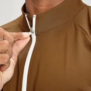 Braune Herren-Outdoorjacke mit kontrastierendem weißem Reißverschluss und Stehkragen