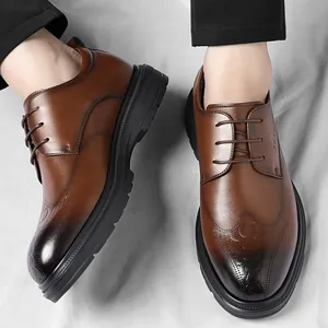 Chaussures de ville en cuir marron pour hommes avec motif crocodile gaufré