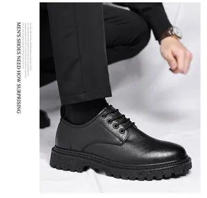 Gros plan d'une chaussure derby en cuir noir pour homme avec semelle antidérapante.